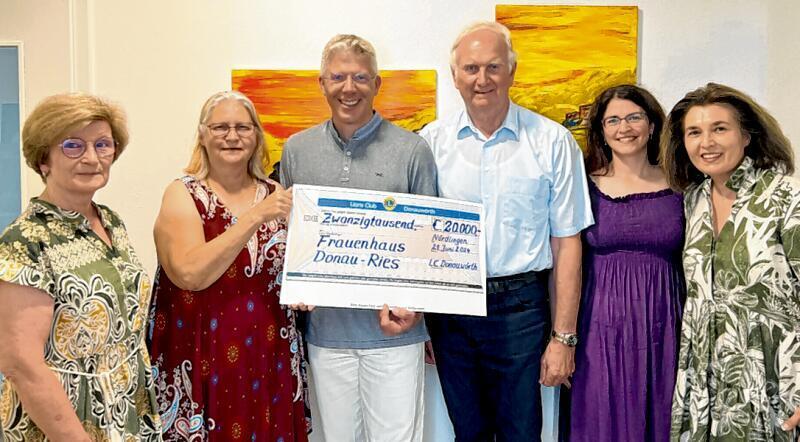 Ursula Kneißl-Eder (Zweite Vorsitzende Verein Projekt Frauenhaus), Maja Pauer (Vorsitzende Verein Projekt Frauenhaus), Veit Meggle (IPPräsident Lions Club), Friedrich Hertle (Vorsitzender Lions Club), Stephanie Winter (Präsidentin Lions Club) und Karin Mener (Zweite. Vorsitzende Verein Projekt Frauenhaus). Foto: Hansjakob Mener